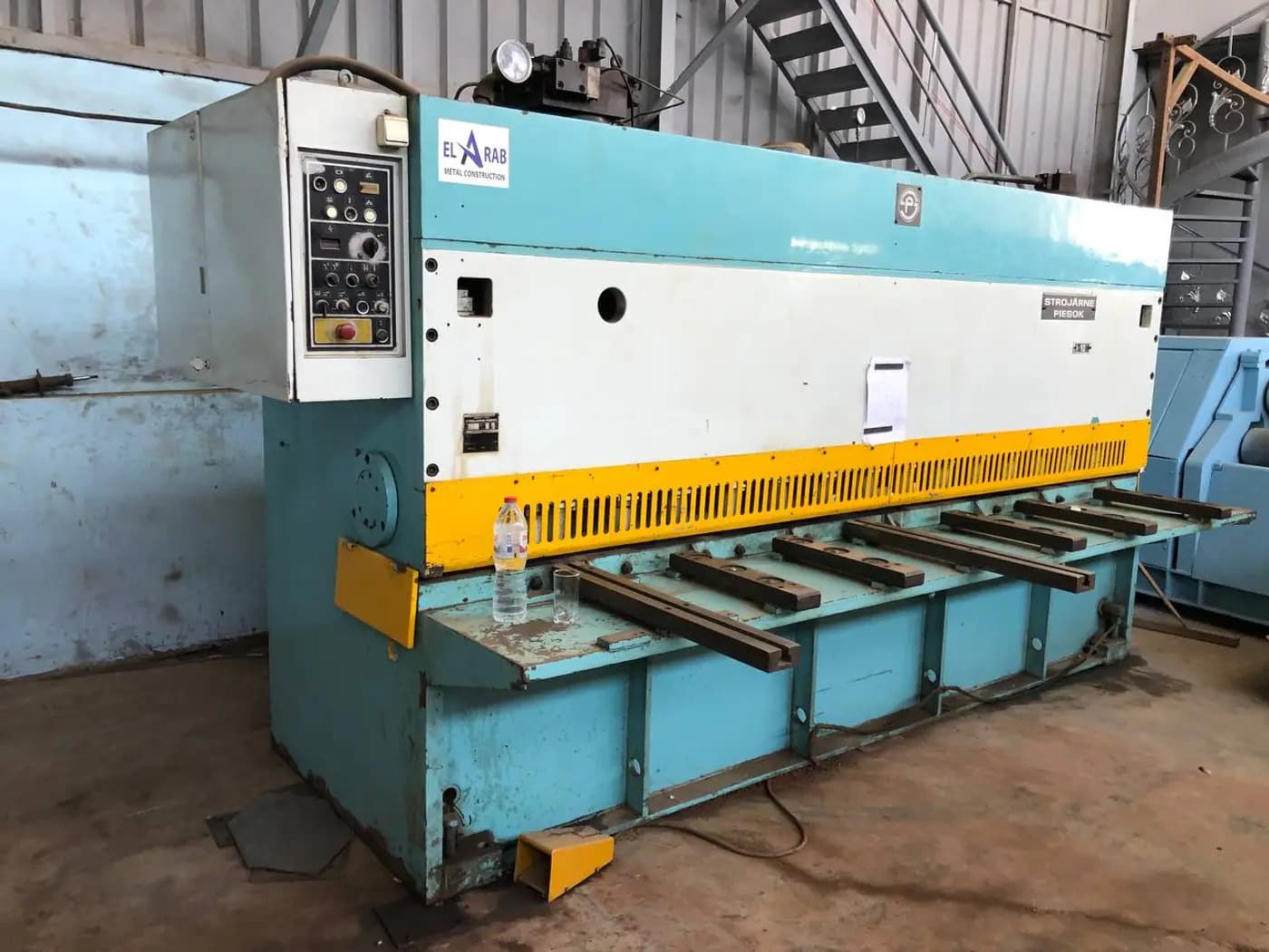 Shearing machine for iron cutting